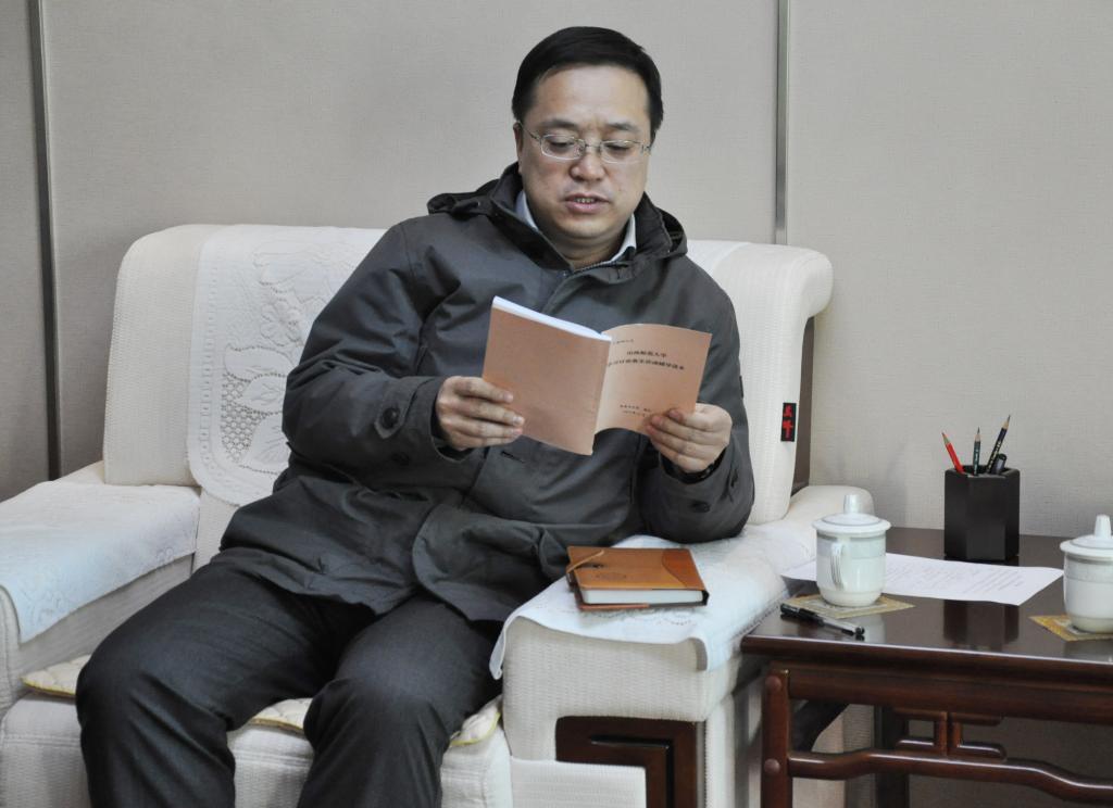 薛珠峰主任主持并带领大家学习